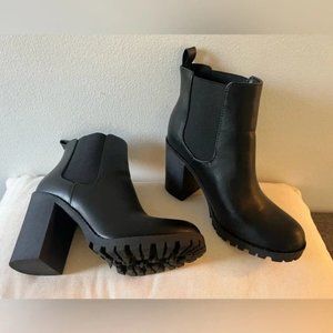 Like new women’s black Soda heeled boots (Size 8)